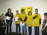 Socialday-2009-Scheckuebergabe-gelbe-Tshirts